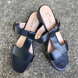 Vintage black leather Trotters strappy heeled sandals